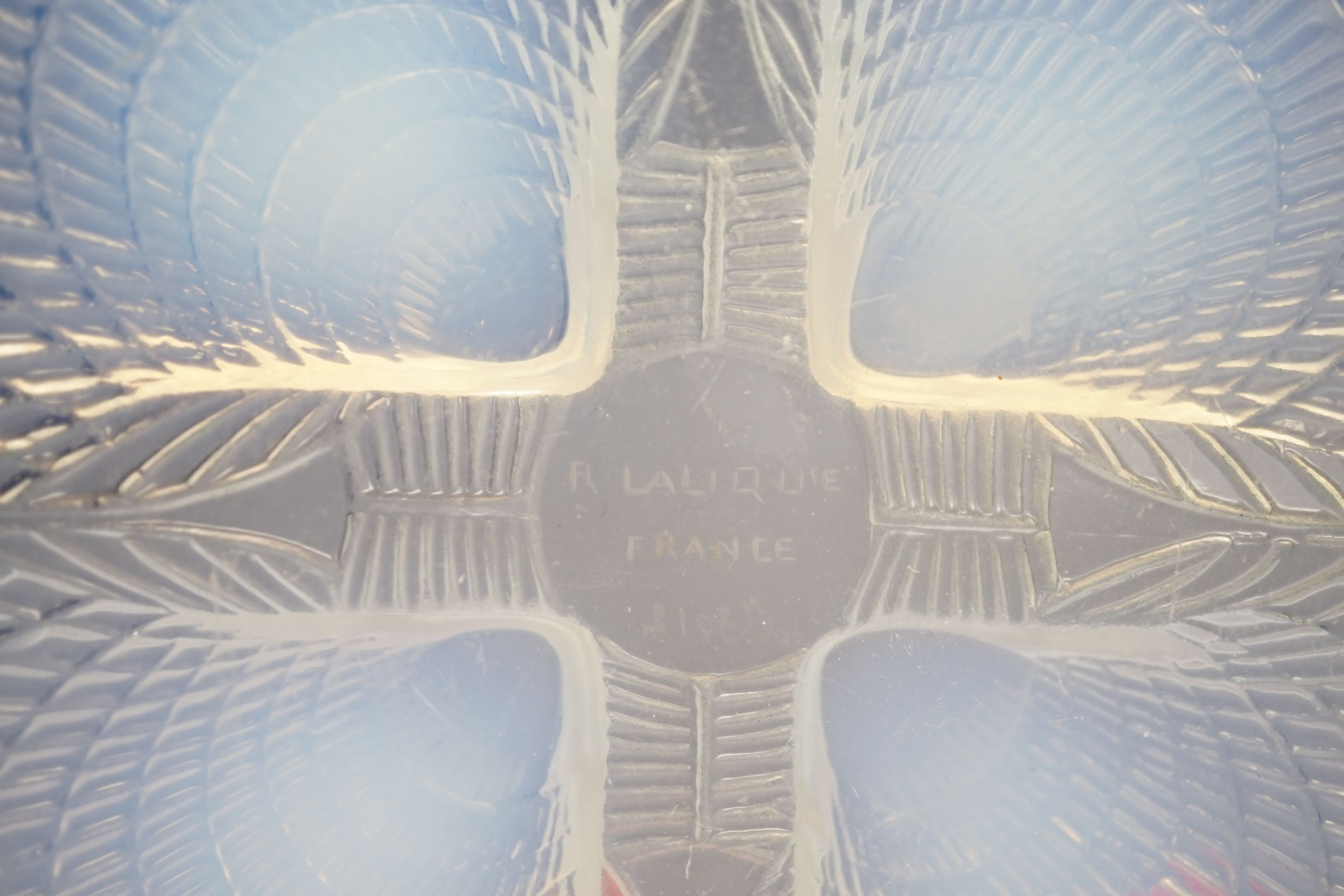 An R Lalique France Coquille dish, etched number 3012. Diameter 20cm